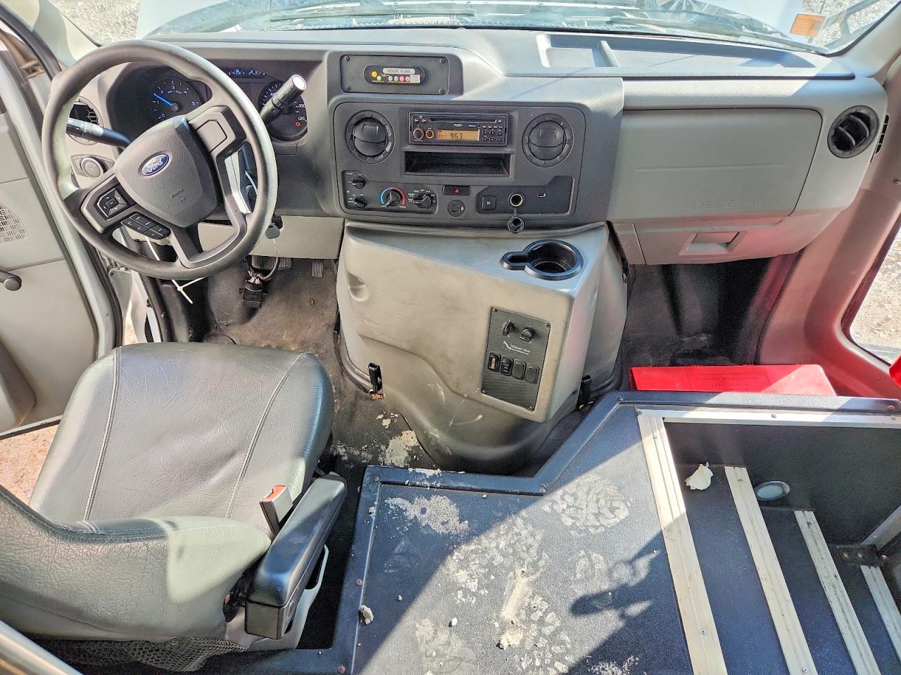 Ford Econoline E350 Super Duty Cutaway Van