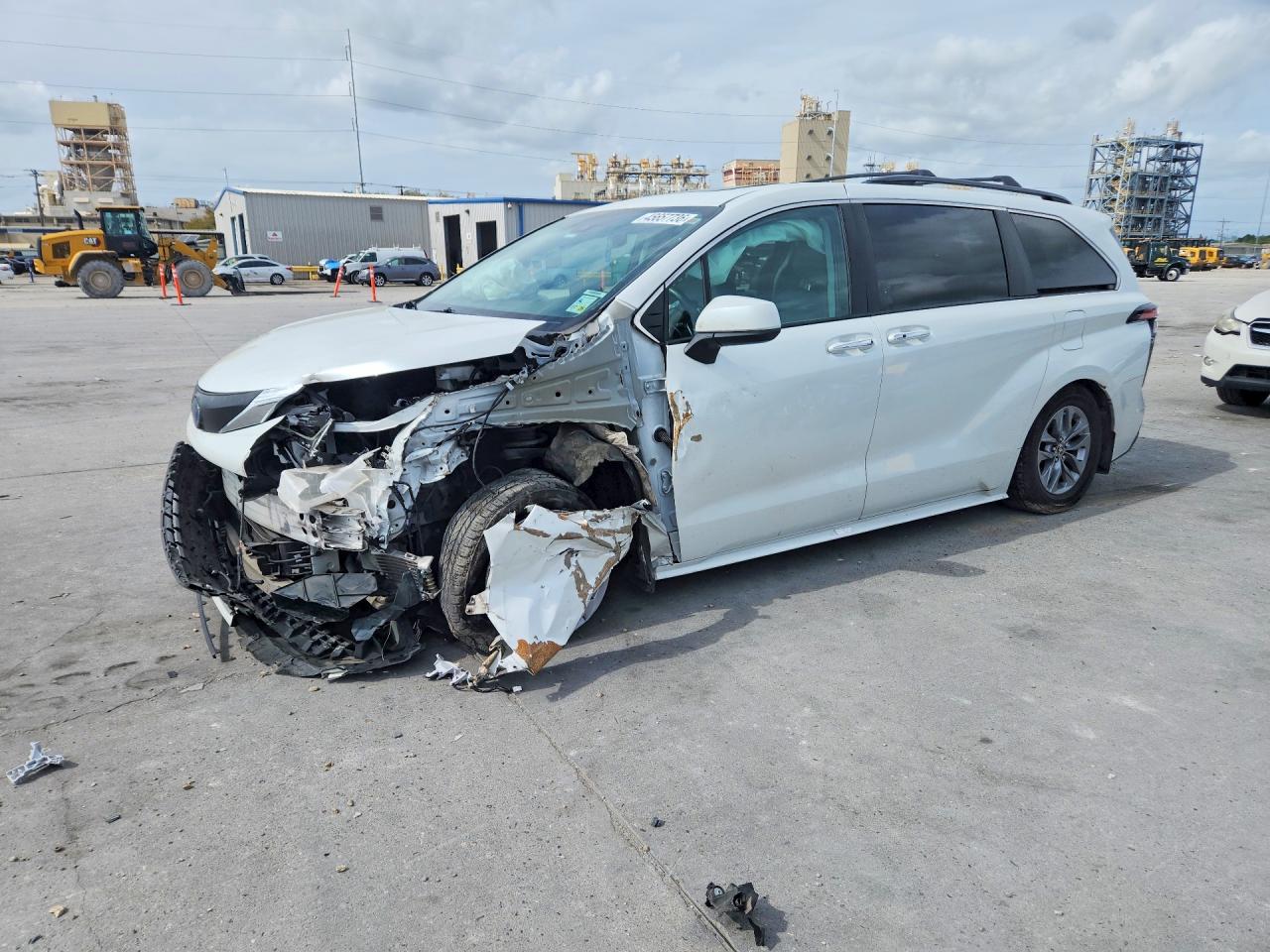 Salvage Toyota Sienna Image