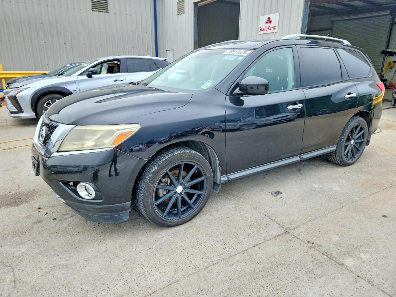 Salvage Nissan Pathfinder Image