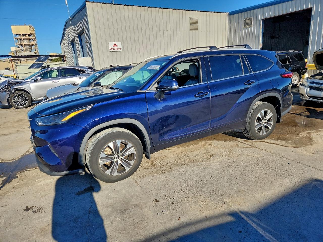 Salvage Toyota Highlander Image