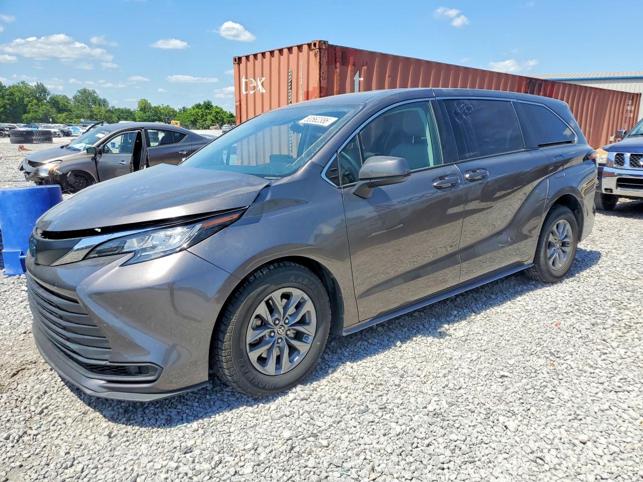 Salvage Toyota Sienna Image