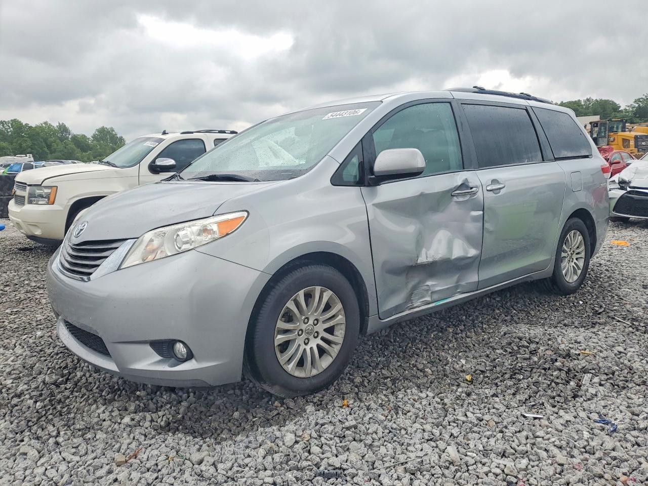 Salvage Toyota Sienna Image