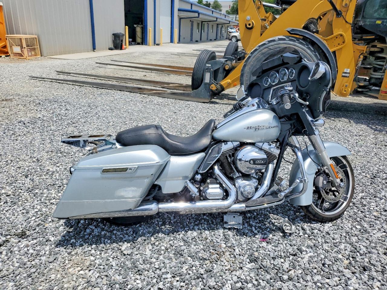 Salvage Harley-Davidson Fl Image