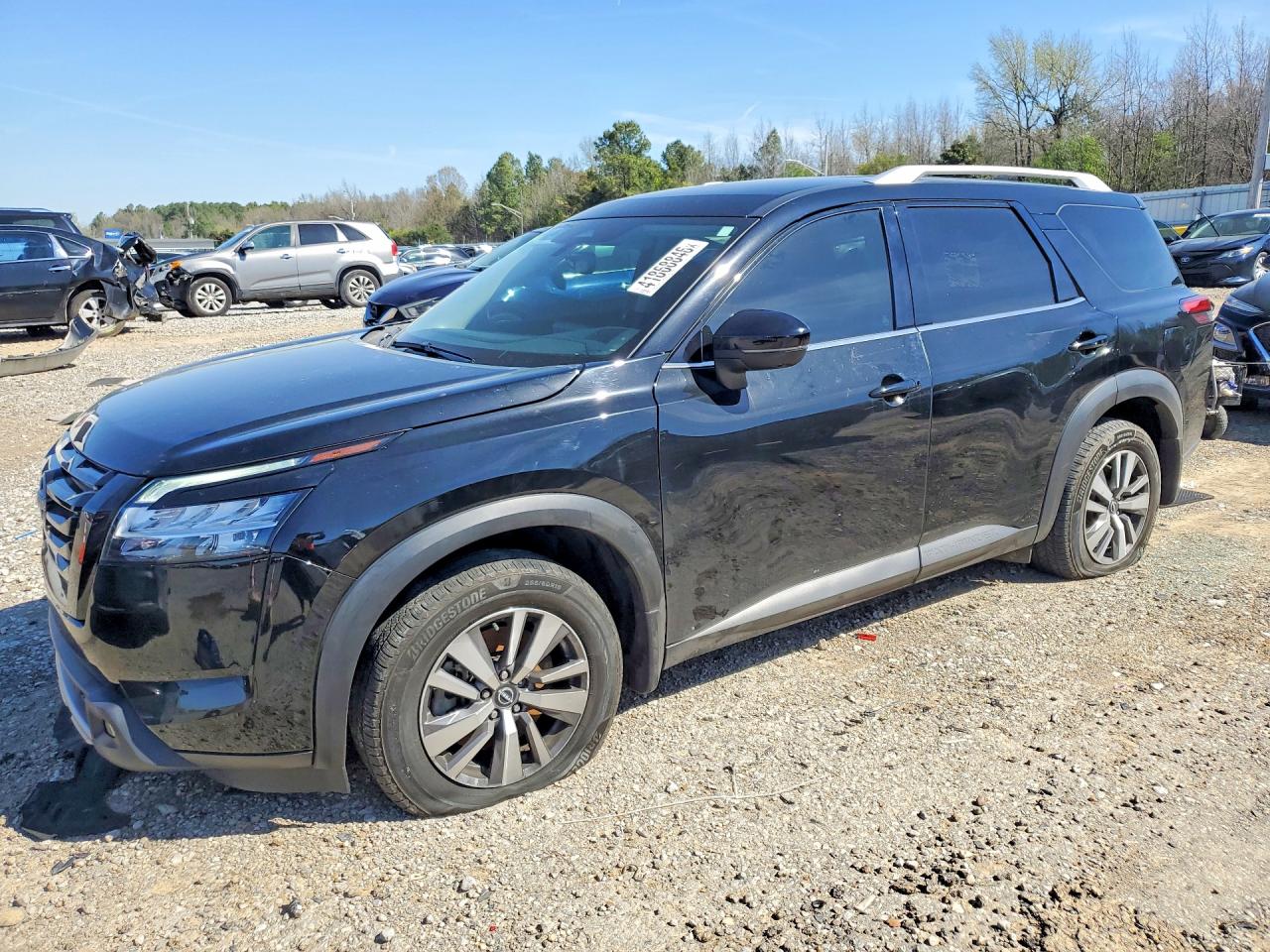Salvage Nissan Pathfinder Image
