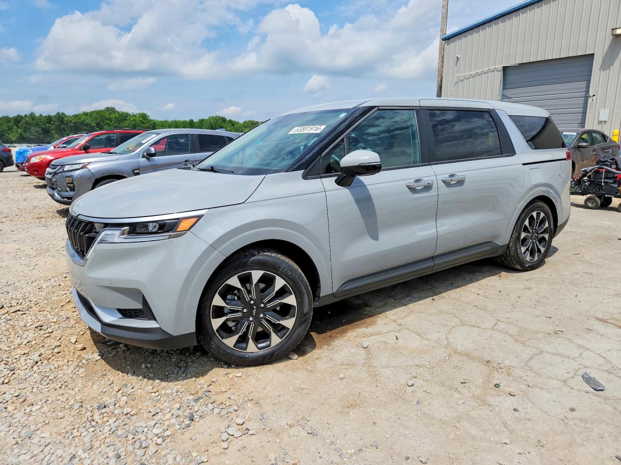 Salvage Kia Carnival Image