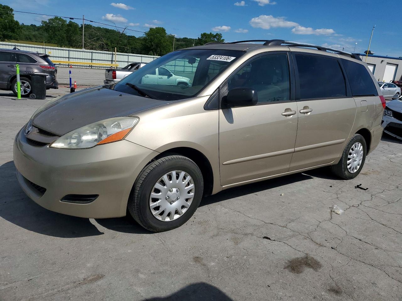 Salvage Toyota Sienna Image