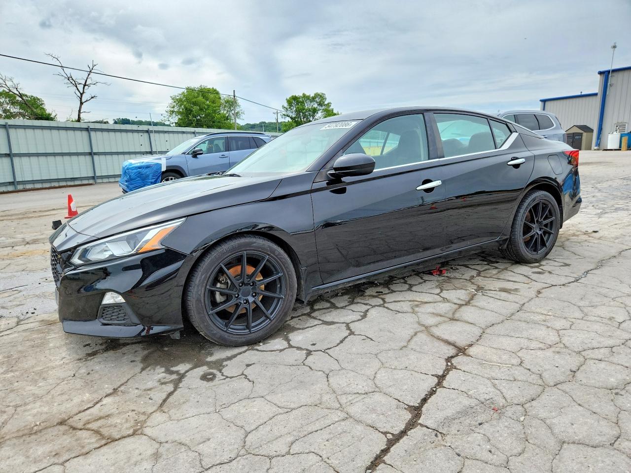 Salvage Nissan Altima Image