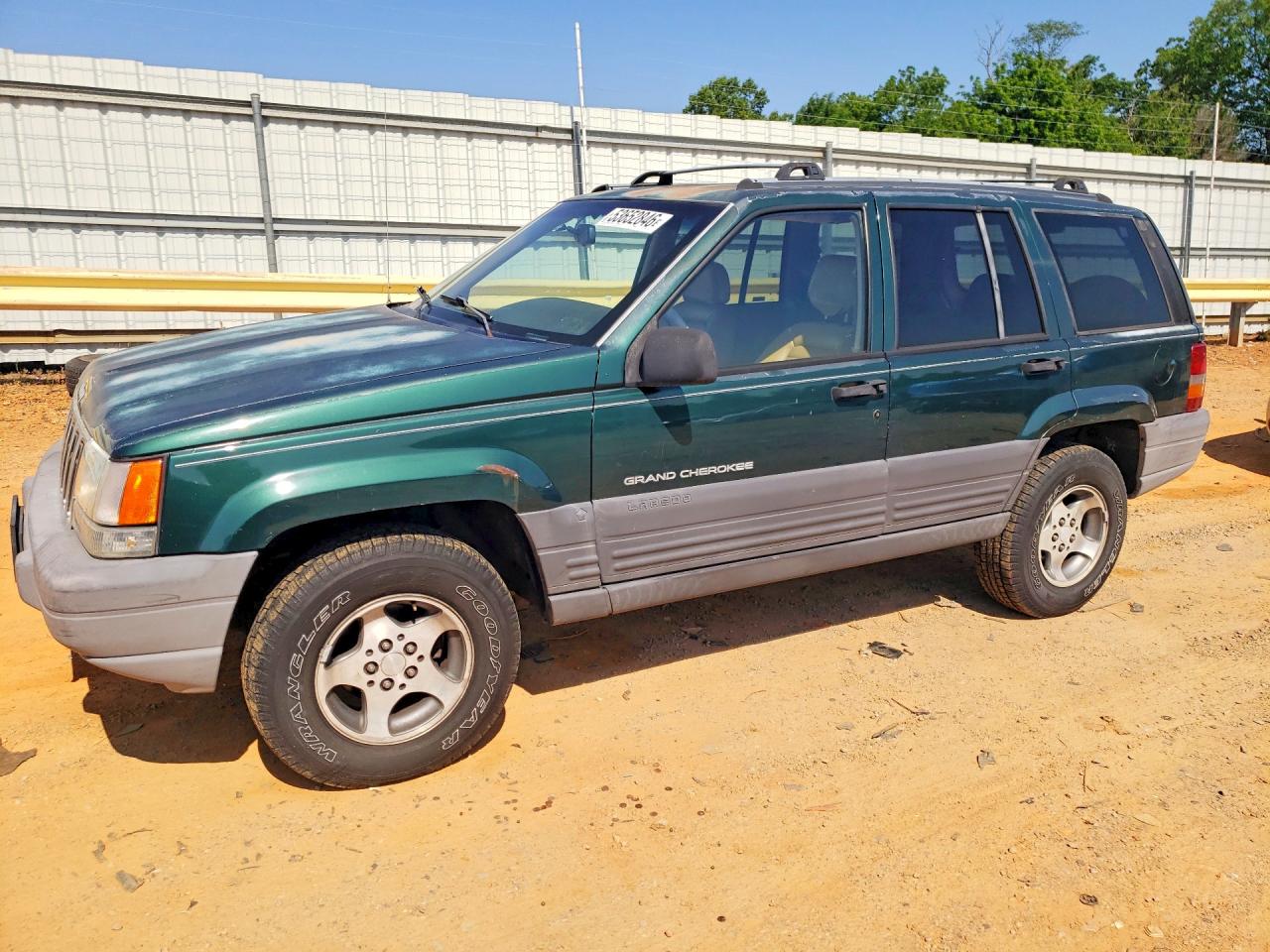 Salvage Jeep Cherokee Image