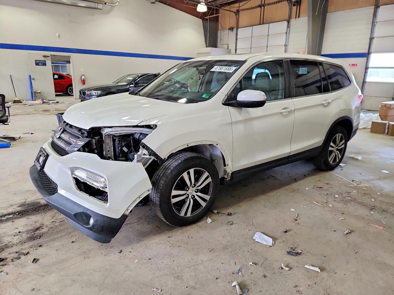 Salvage Honda Pilot Image