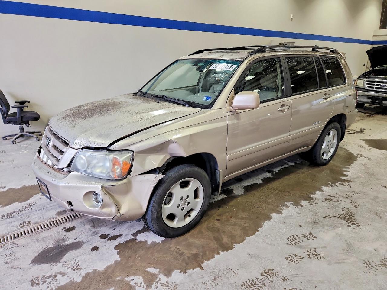 Salvage Toyota Highlander Image