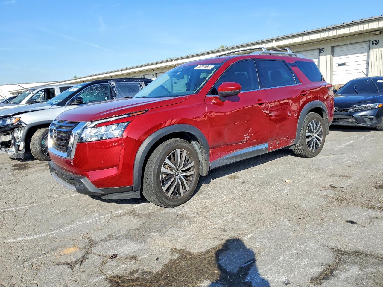 Salvage Nissan Pathfinder Image