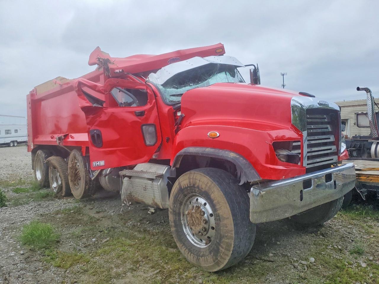 Salvage Freightliner 114sd Image