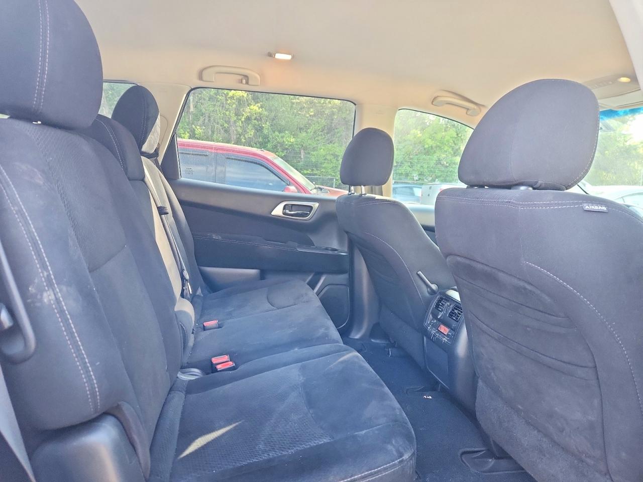 Nissan Pathfinder S