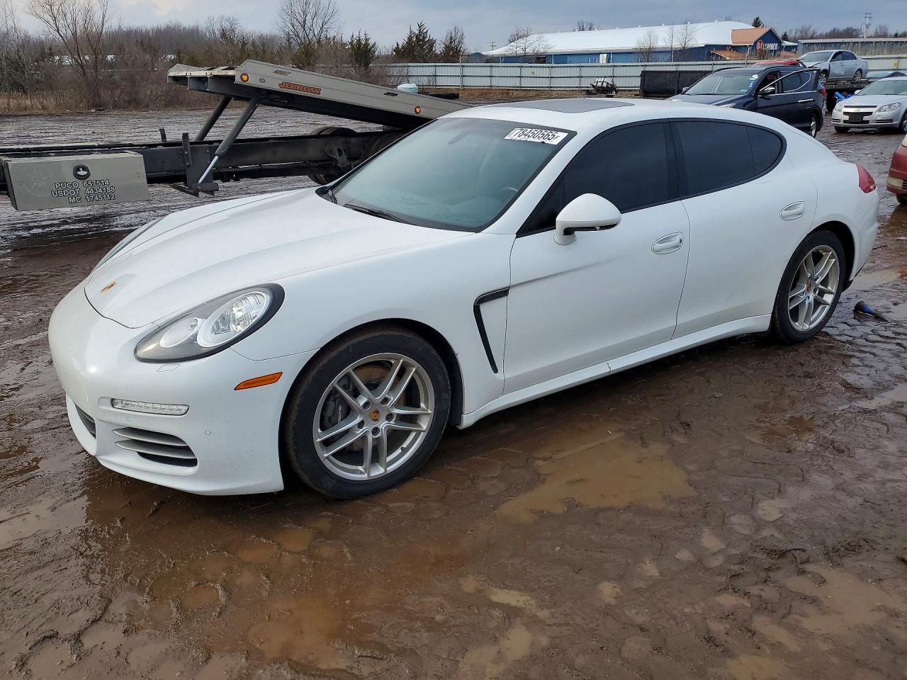 Salvage Porsche Panamera Image
