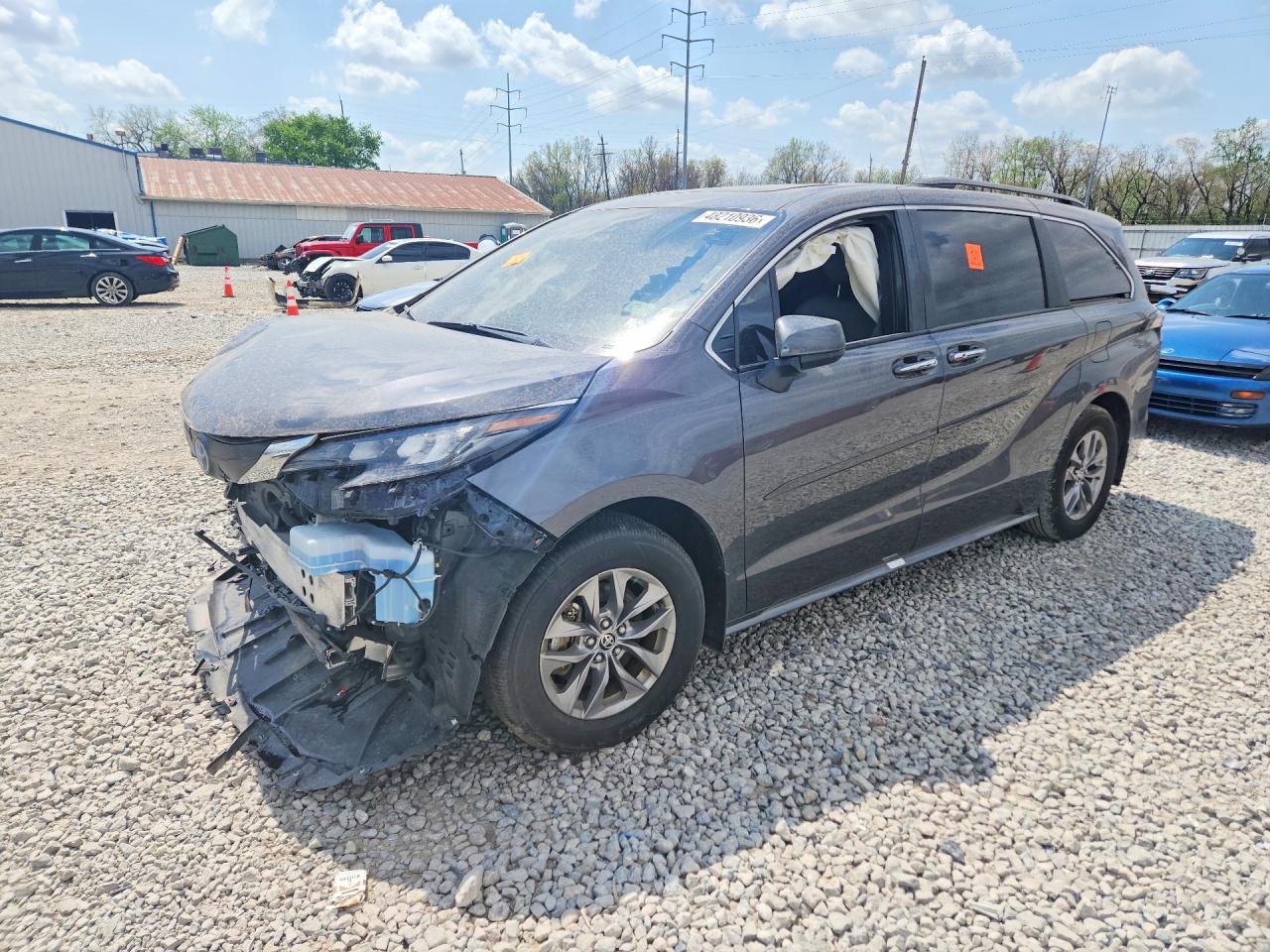 Salvage Toyota Sienna Image