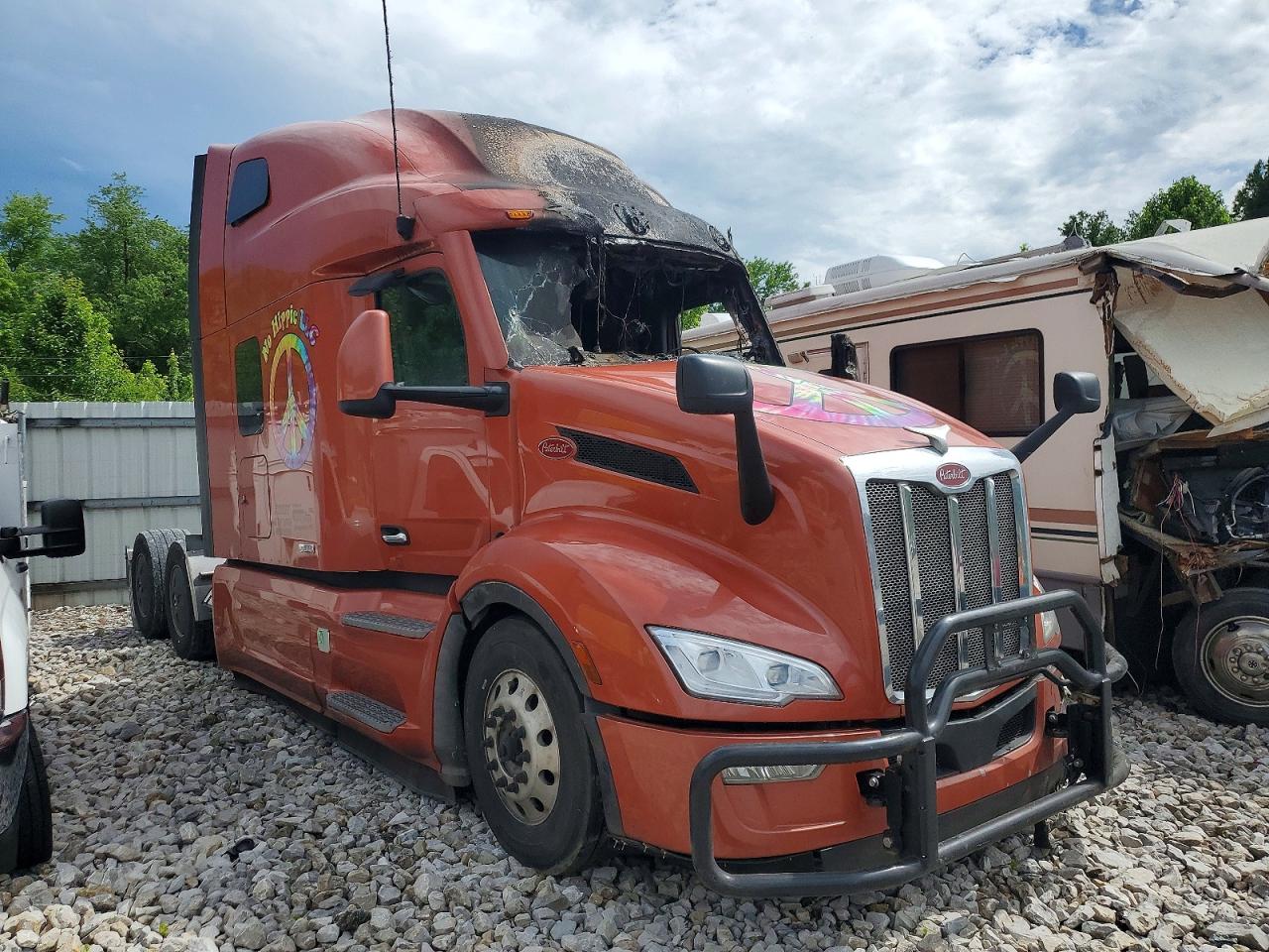 Salvage Peterbilt 579 Image