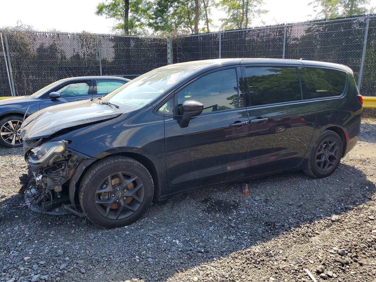 Salvage Chrysler Pacifica Image