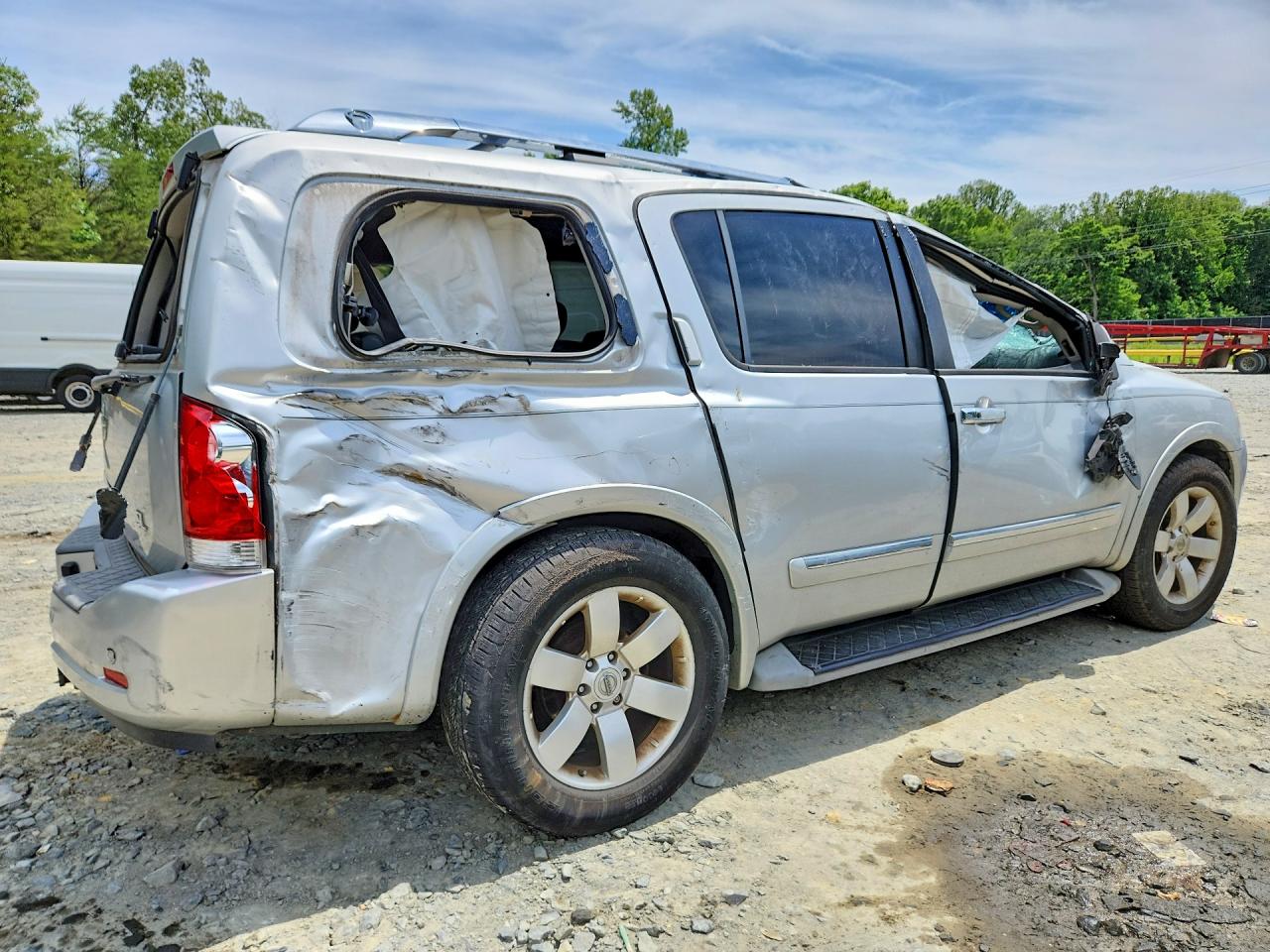 Nissan Armada Sv