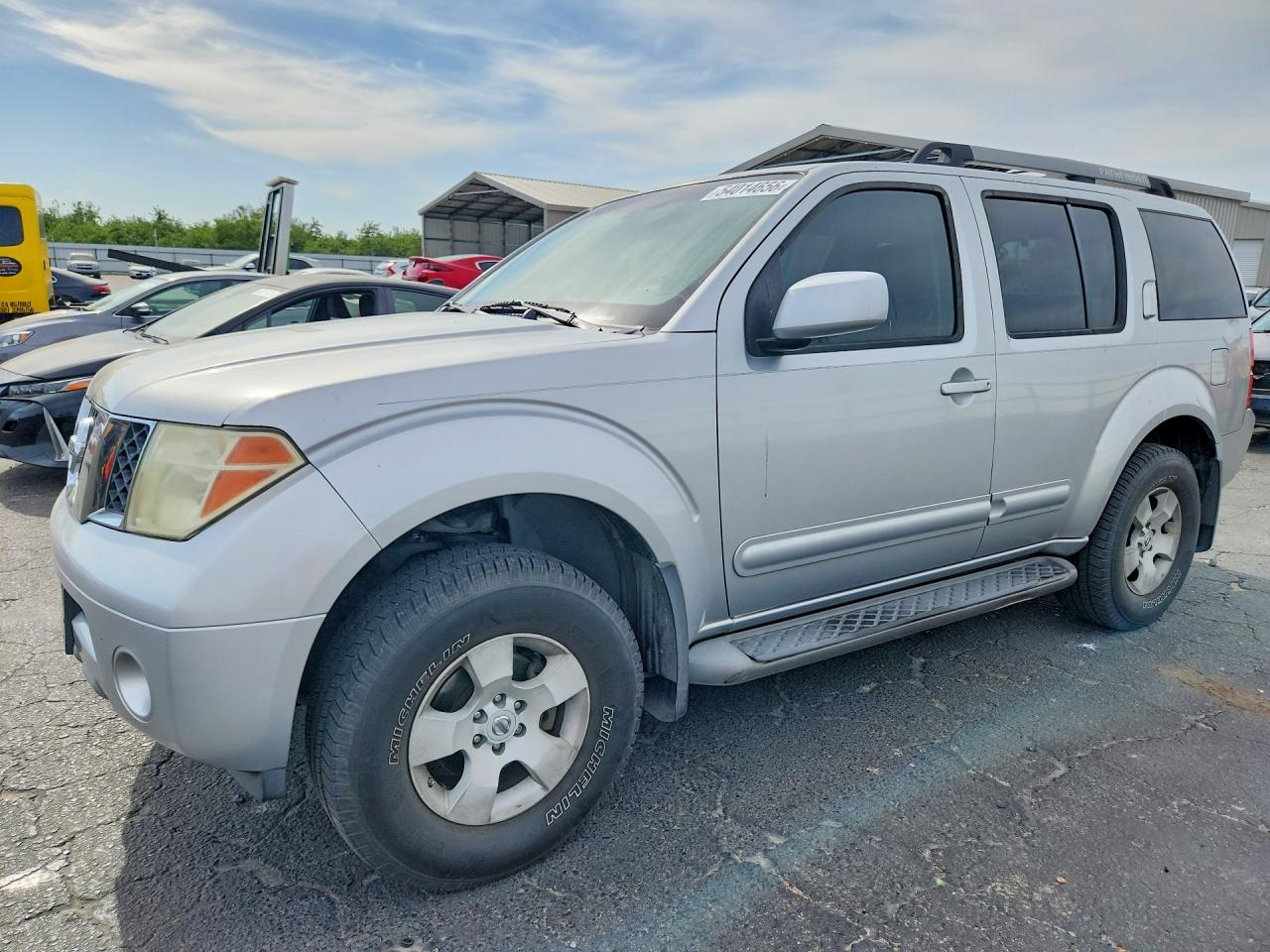 Salvage Nissan Pathfinder Image