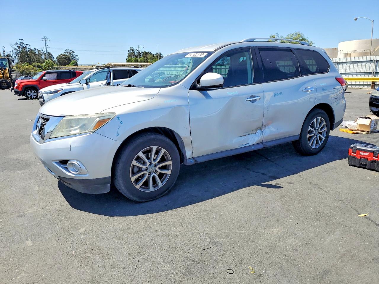Salvage Nissan Pathfinder Image