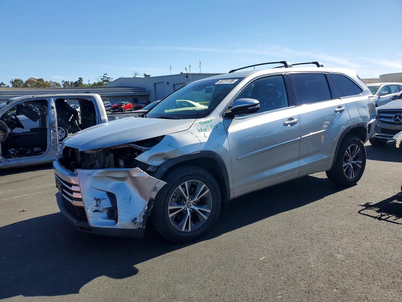 Salvage Toyota Highlander Image