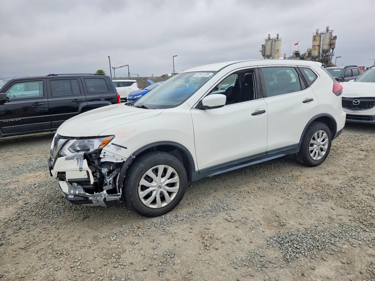 Salvage Nissan Rogue Image
