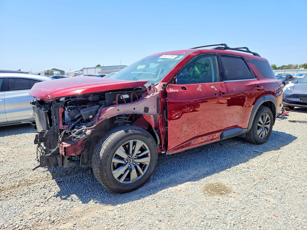 Salvage Nissan Pathfinder Image