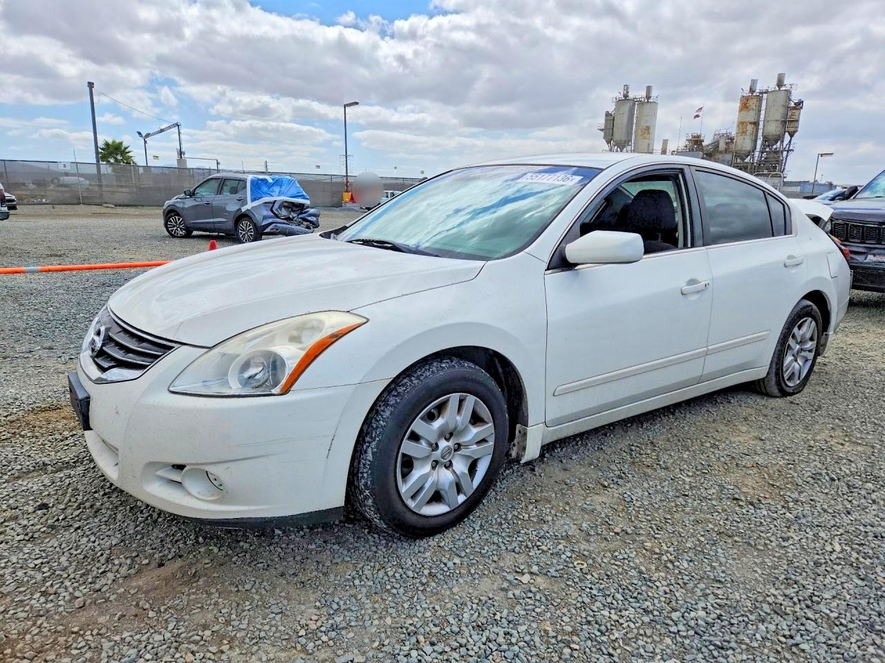 Salvage Nissan Altima Image