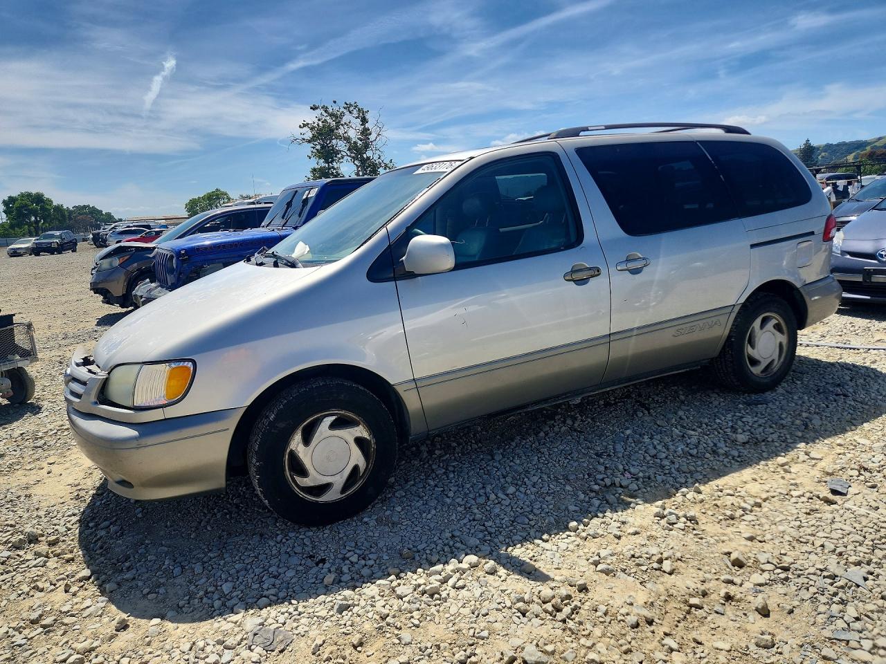 Salvage Toyota Sienna Image