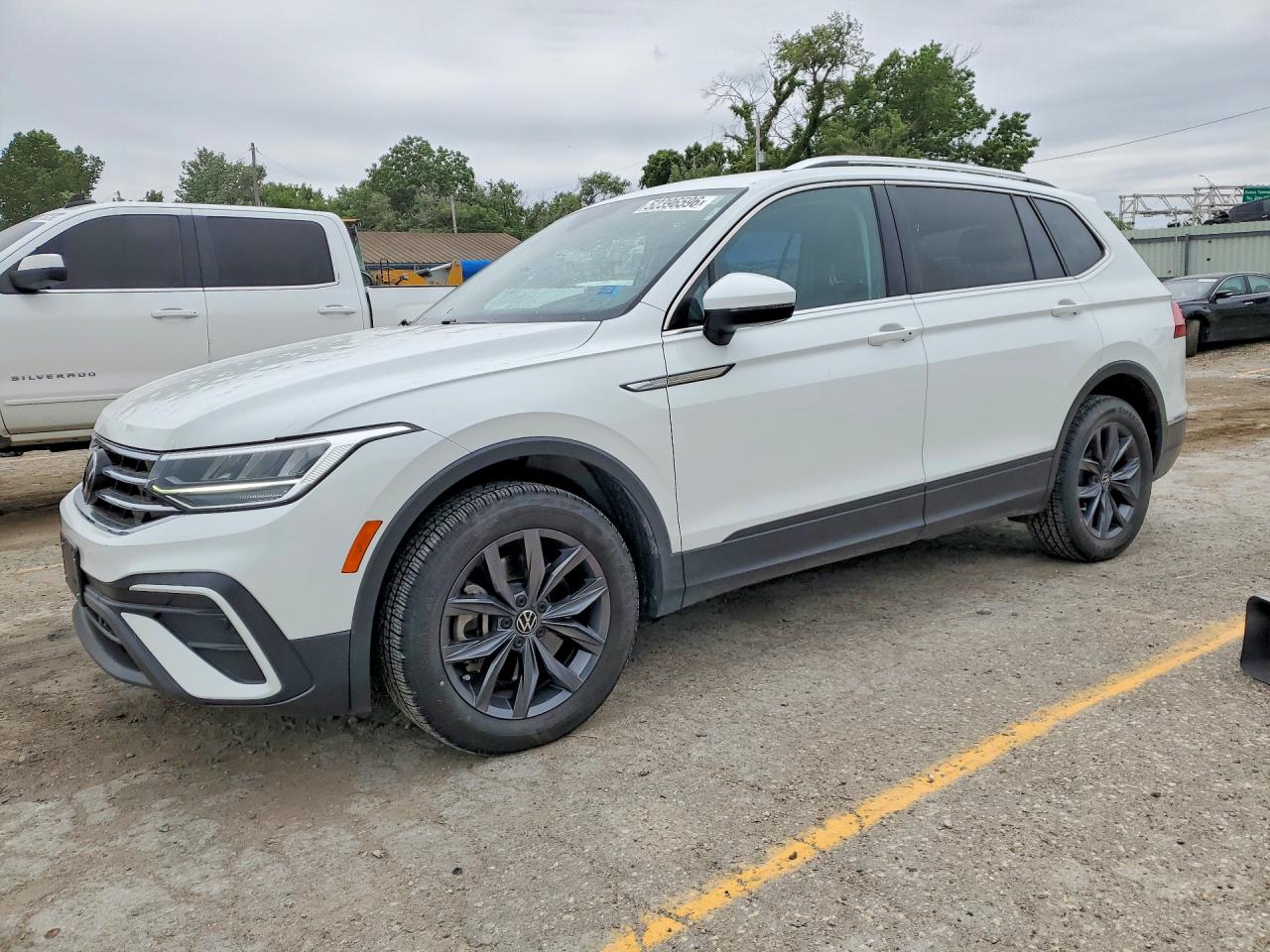Salvage Volkswagen Tiguan Image
