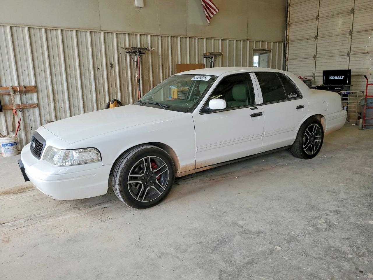 Salvage Ford Crown Vic Image