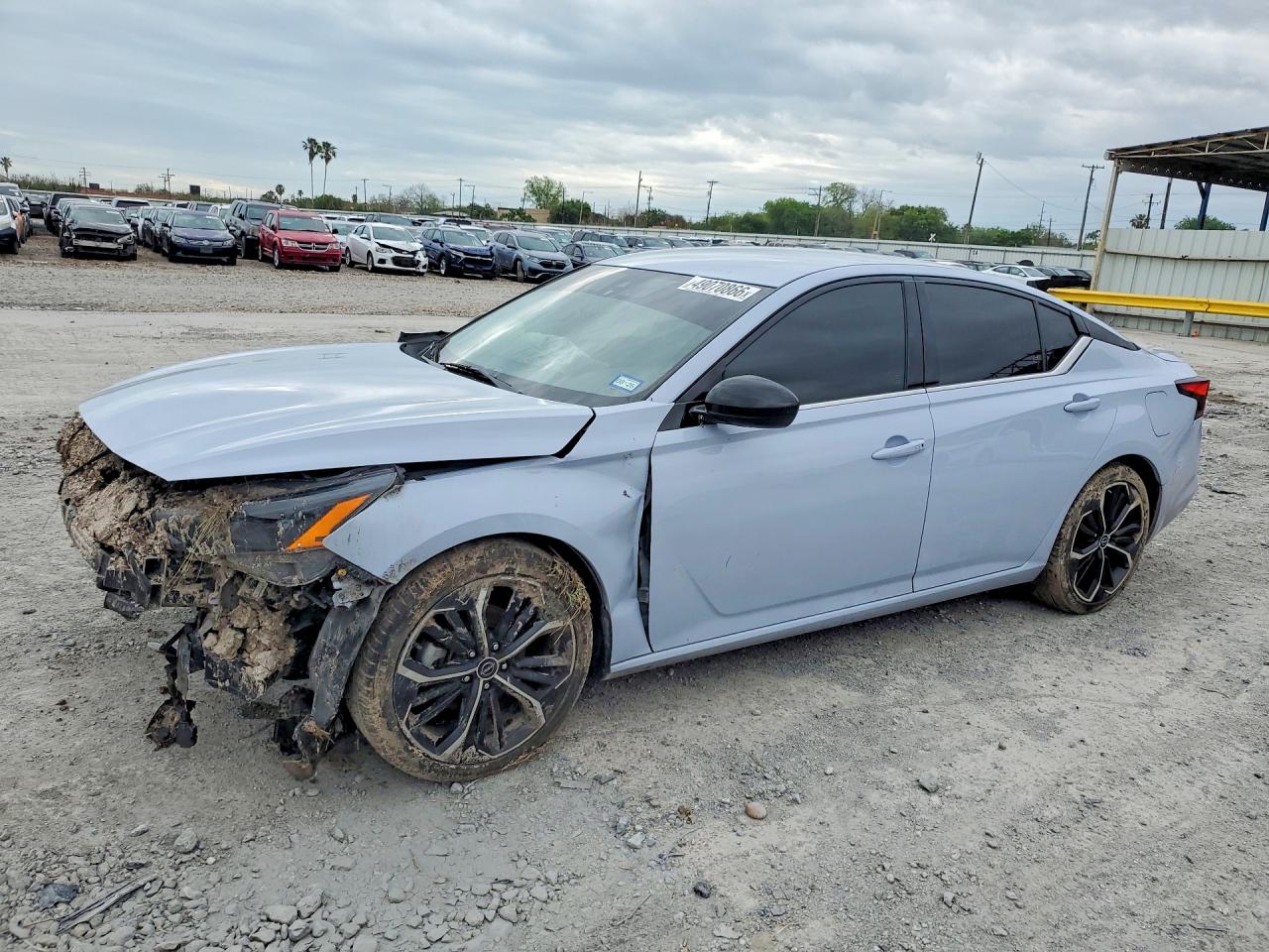 Salvage Nissan Altima Image