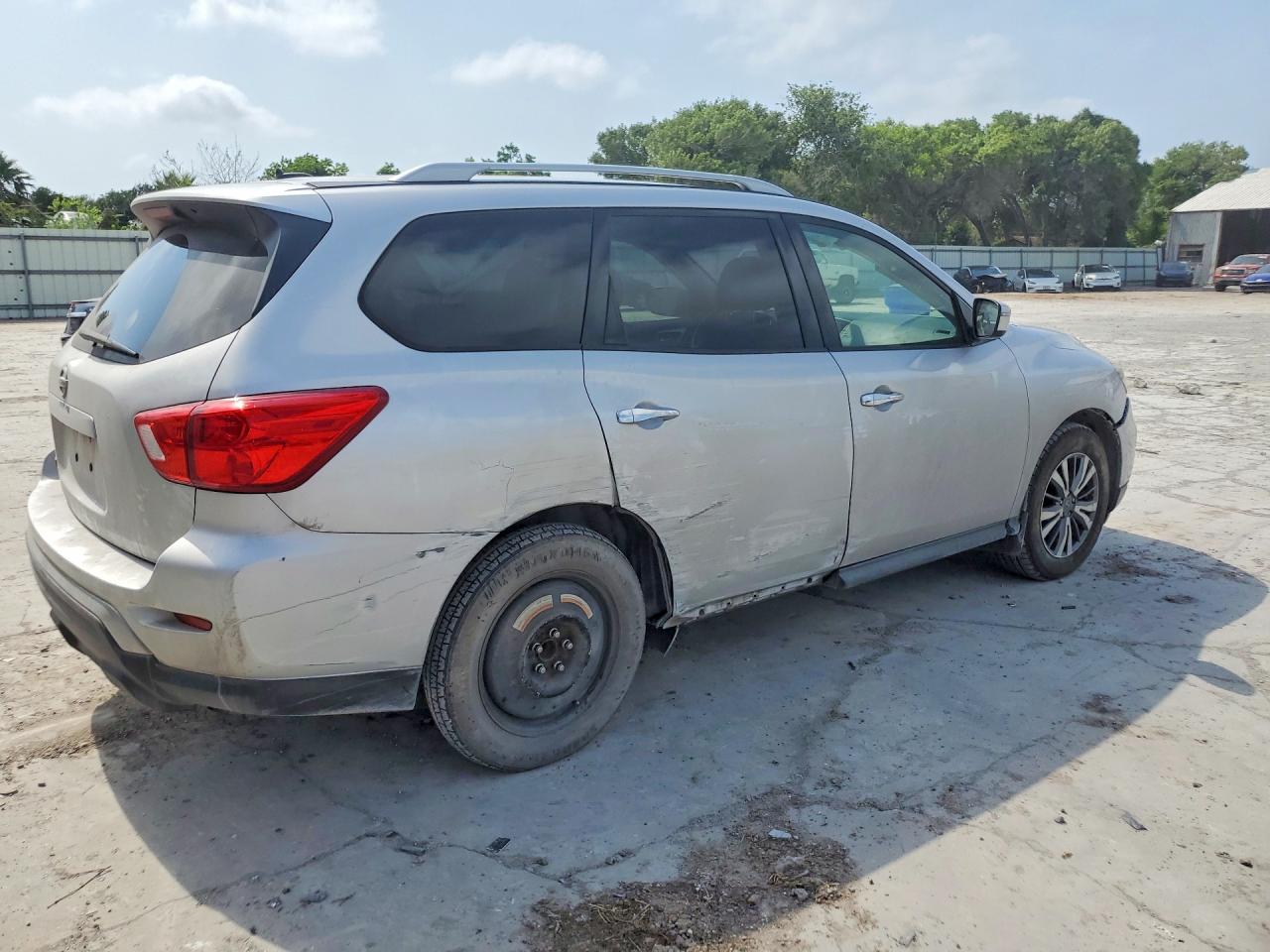 Nissan Pathfinder S