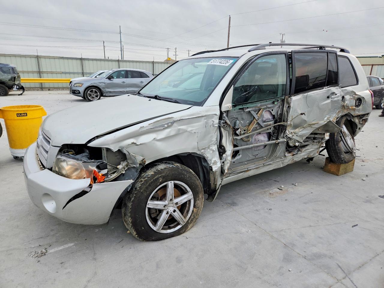 Salvage Toyota Highlander Image