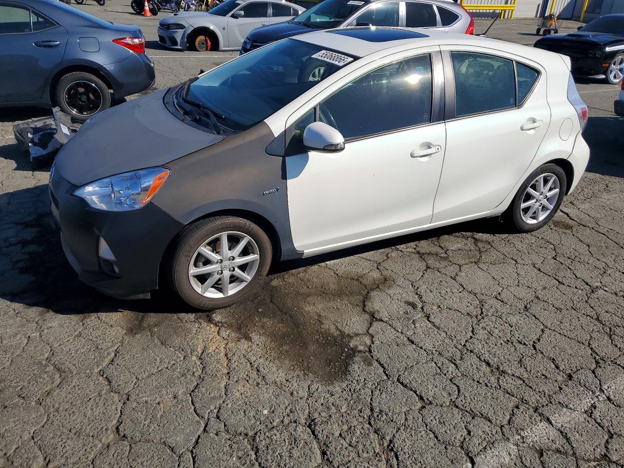 Salvage Toyota Prius Image