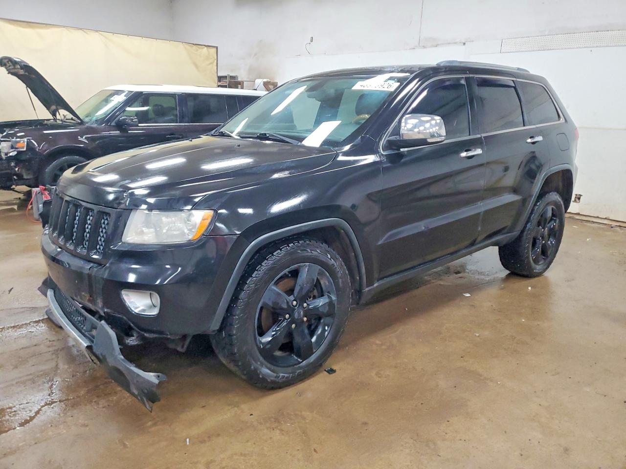 Salvage Jeep Cherokee Image