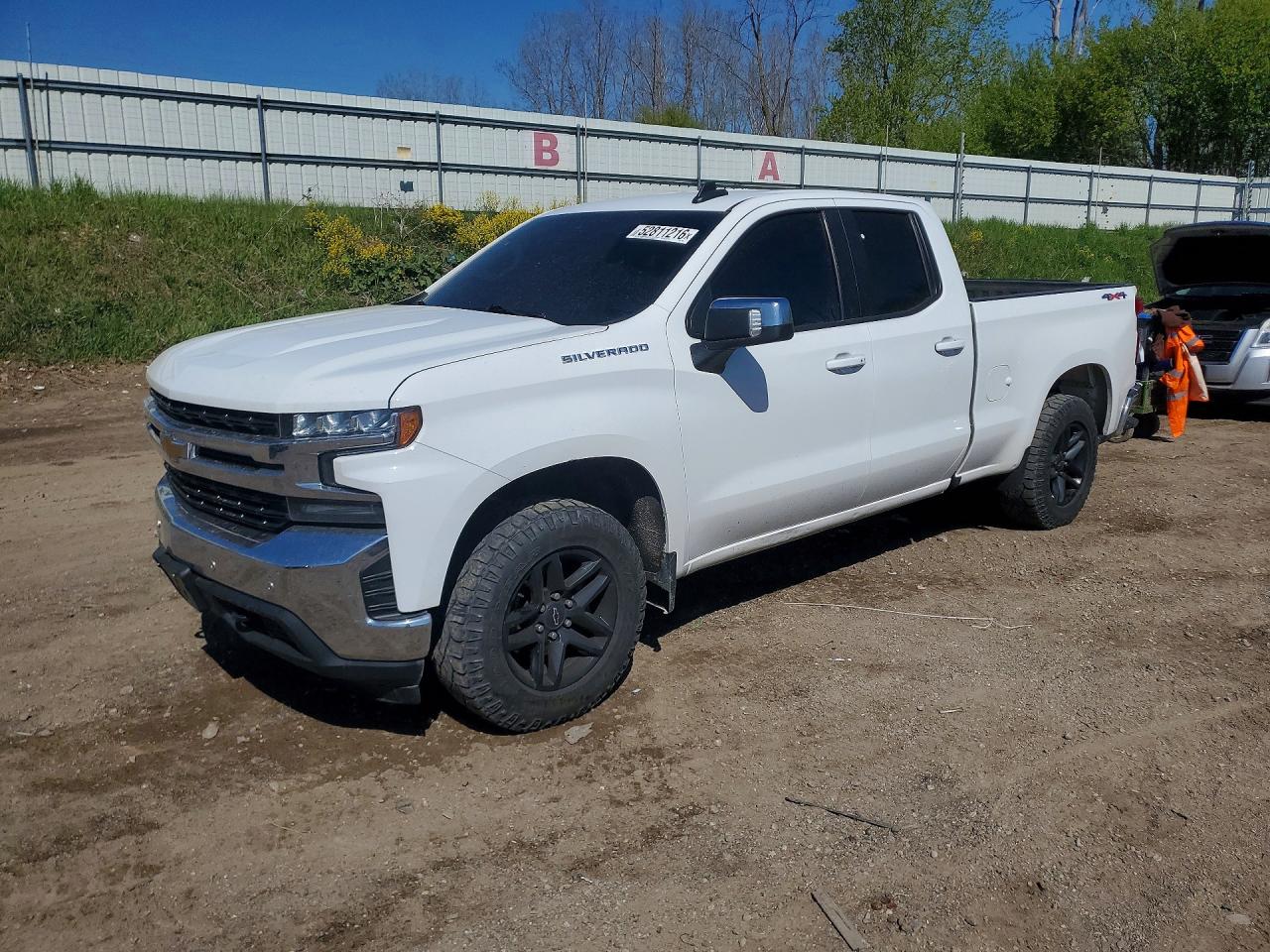 Salvage Chevrolet Silverado Image