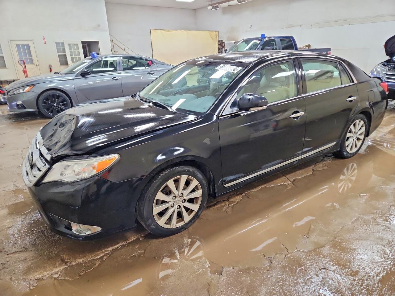 Salvage Toyota Avalon Image