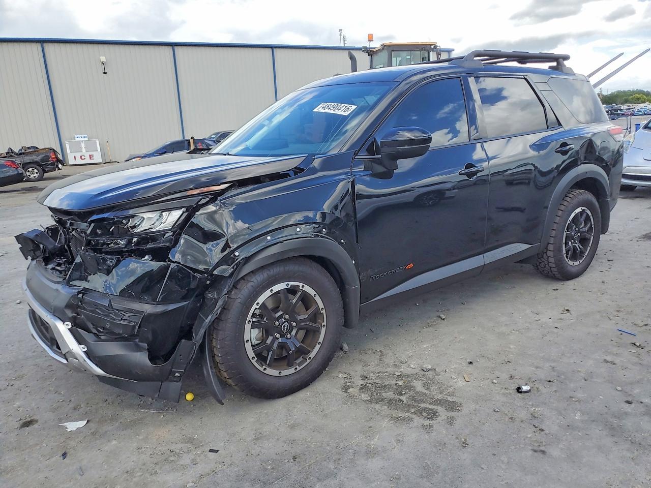 Salvage Nissan Pathfinder Image