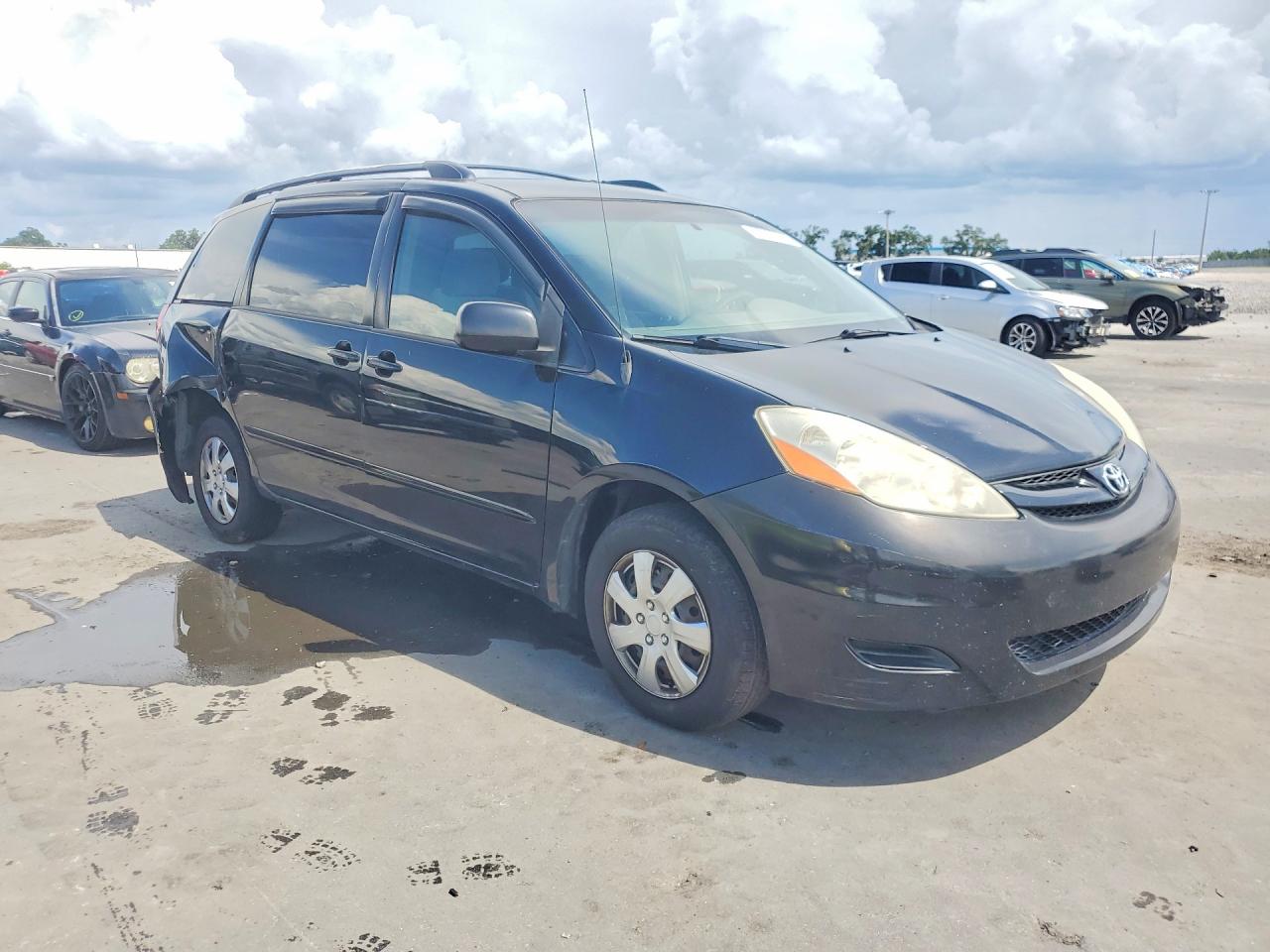 Toyota Sienna Le 8-passenger