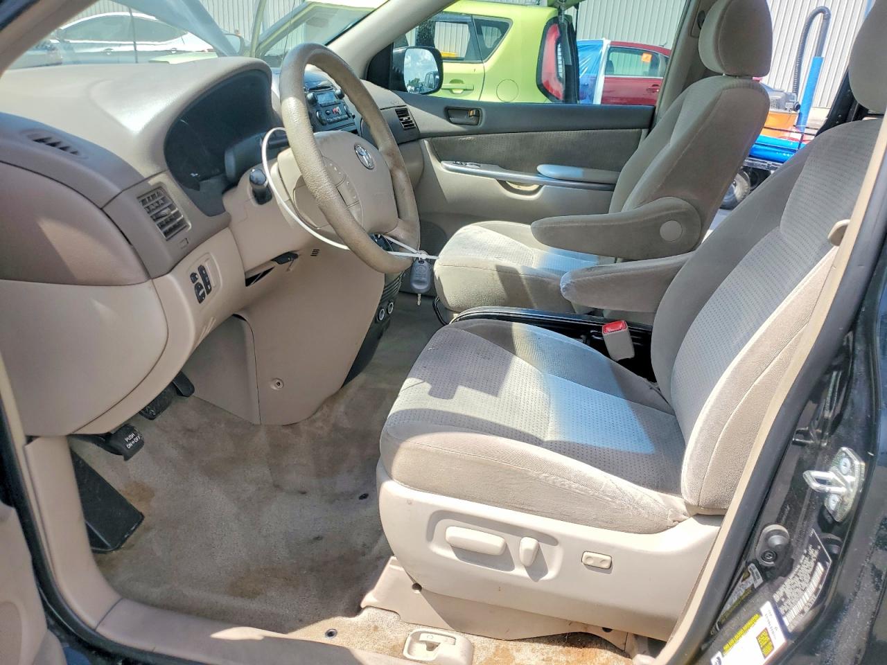 Toyota Sienna Le 8-passenger