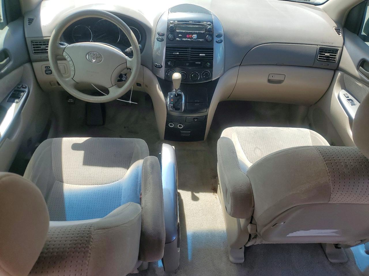 Toyota Sienna Le 8-passenger