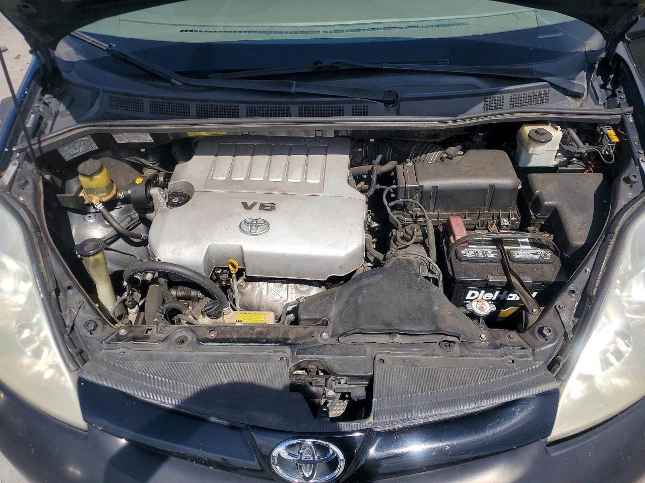 Toyota Sienna Le 8-passenger