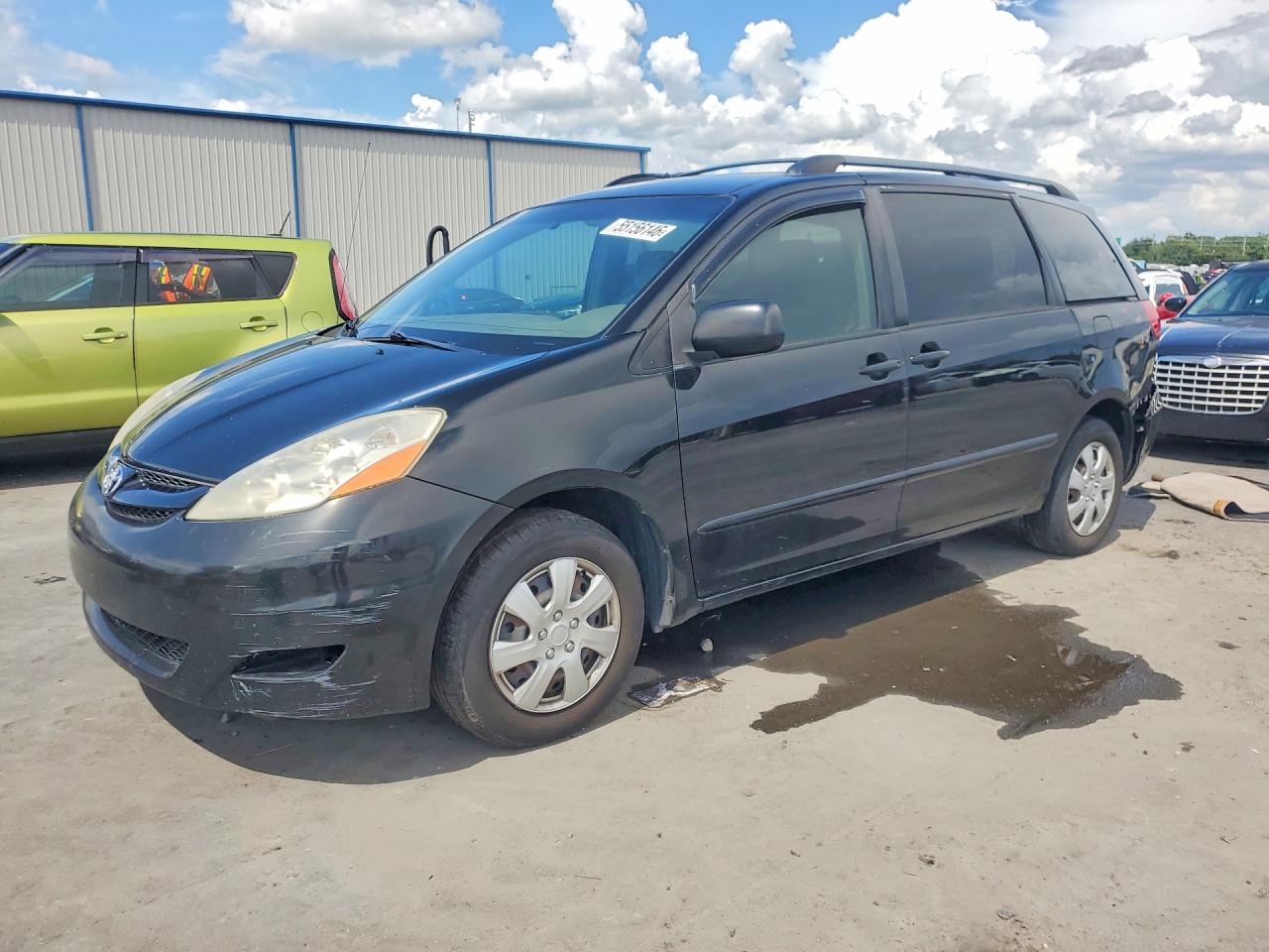 Salvage Toyota Sienna Image