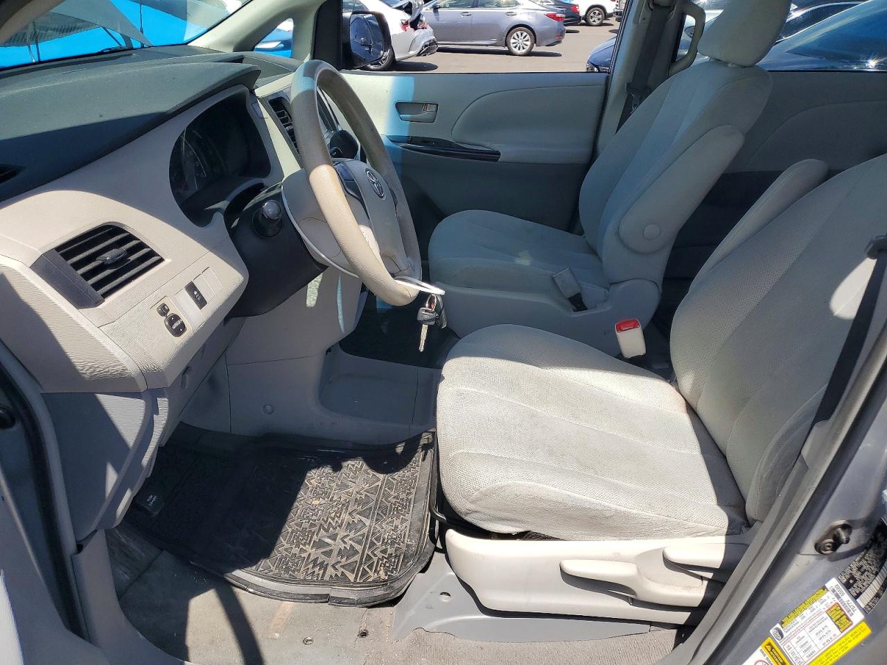 Toyota Sienna Base 7-passenger