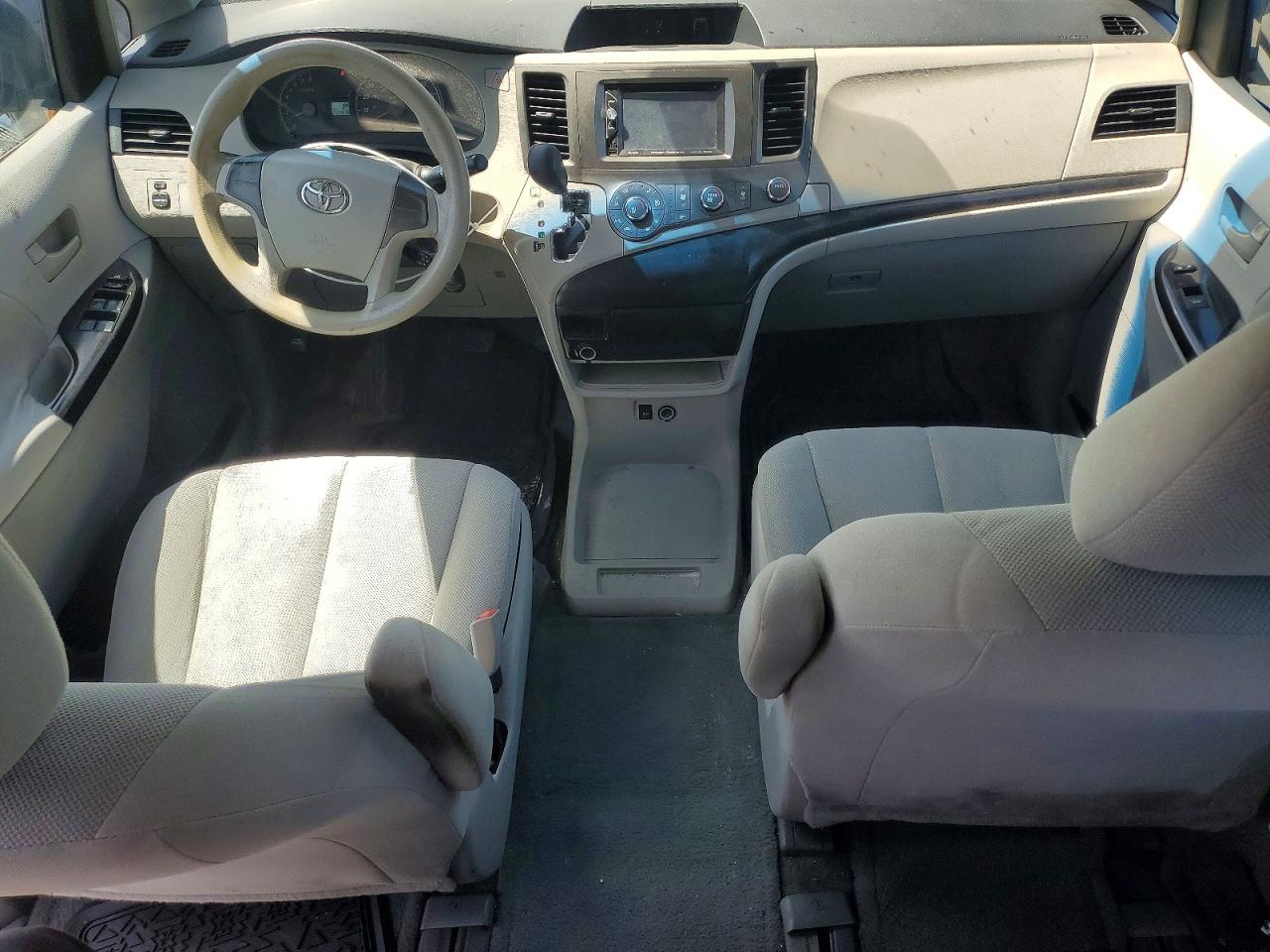 Toyota Sienna Base 7-passenger