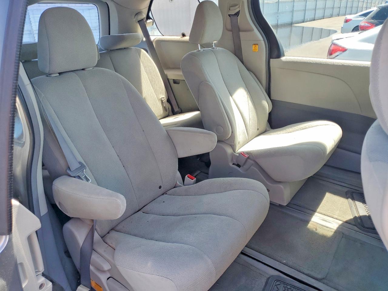 Toyota Sienna Base 7-passenger