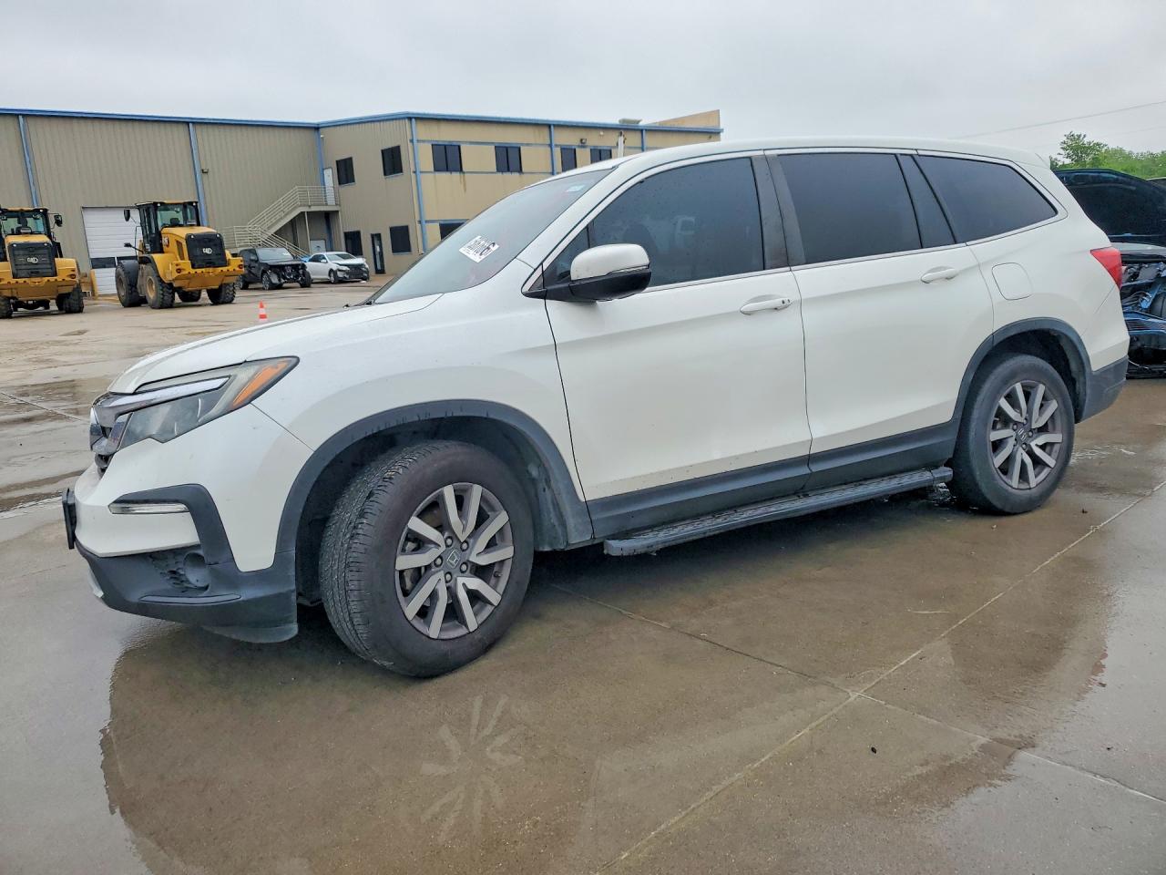 Salvage Honda Pilot Image