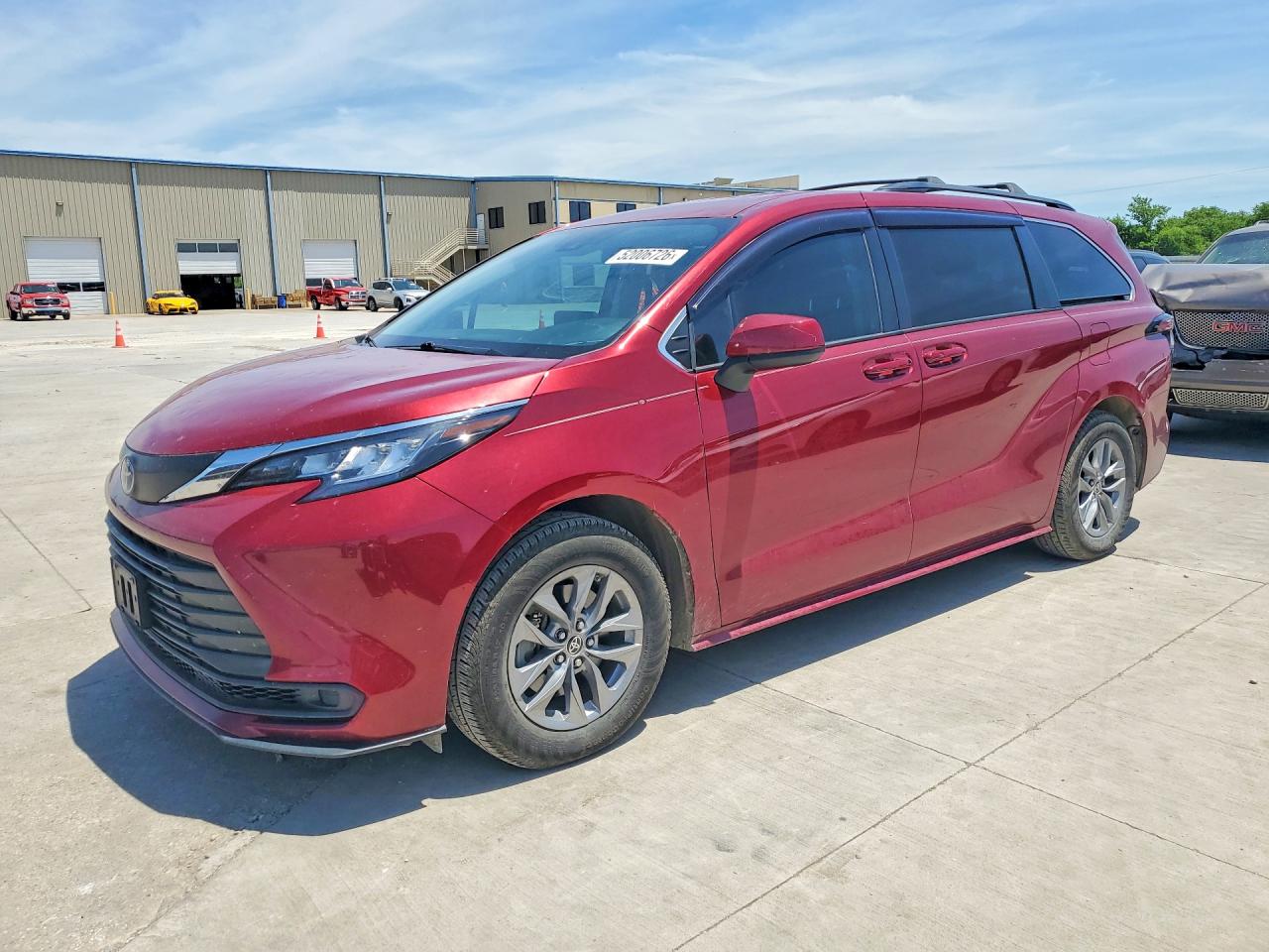 Salvage Toyota Sienna Image