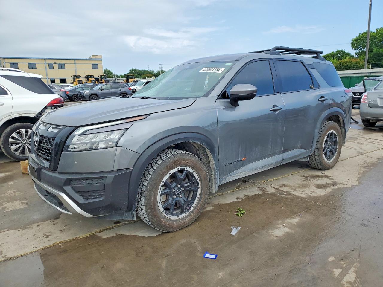 Salvage Nissan Pathfinder Image